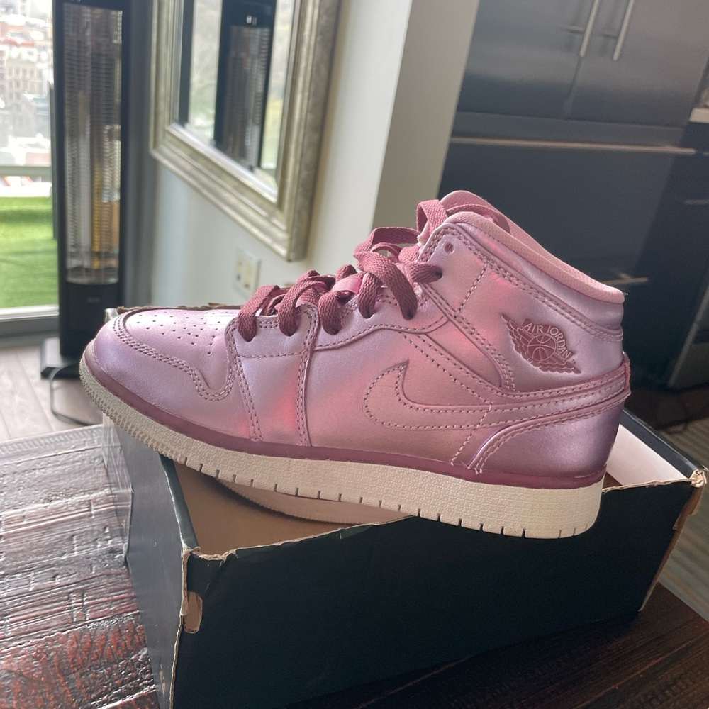 Air Jordan 1 MID SE Pink Rise